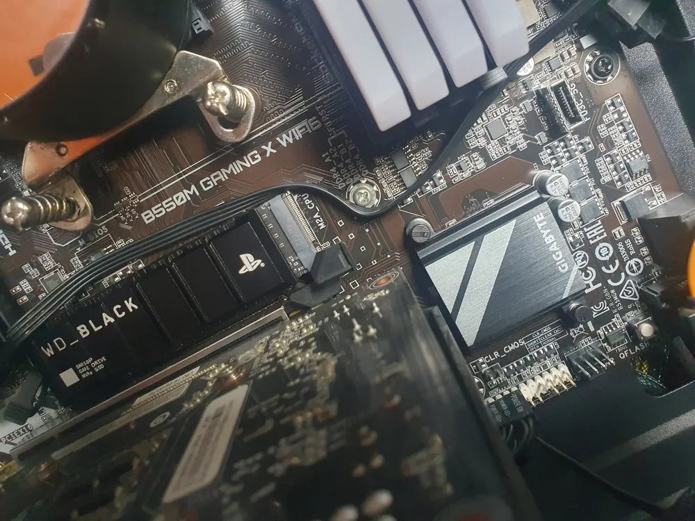 GIGABYTE Placa-mãe B550M Gaming X WIFI6 - CPU AMD Ryzen 5000, 5+3 fases VRM, até 3200MHz DDR4, 1xPCIe 4.0 + 1xPCIe 3.0 M.2, Wi-Fi 6, LAN 1GbE, USB 3.2 Gen 1