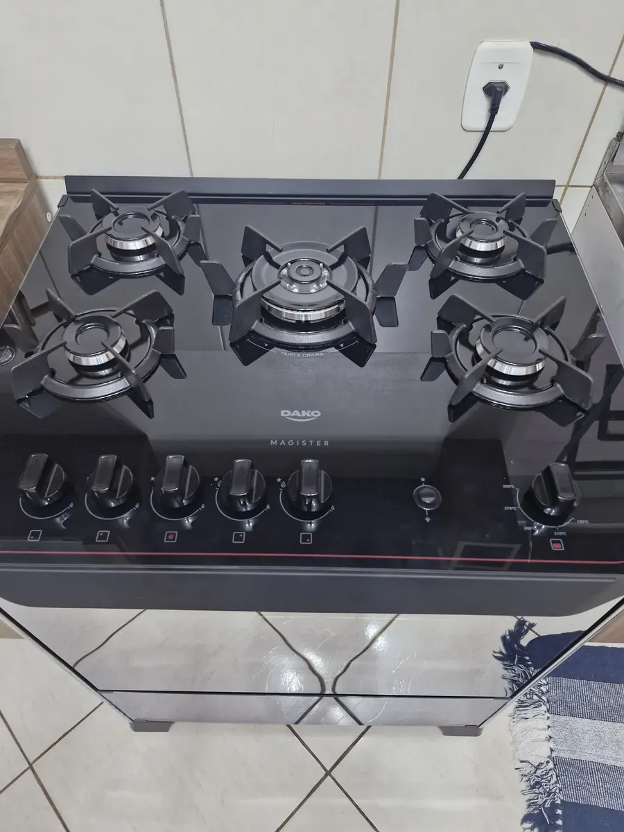 Fogão 5 Bocas Dako Magister Style Com Frente Espelhada Mesa de Vidro e Tripla Chama Bivolt