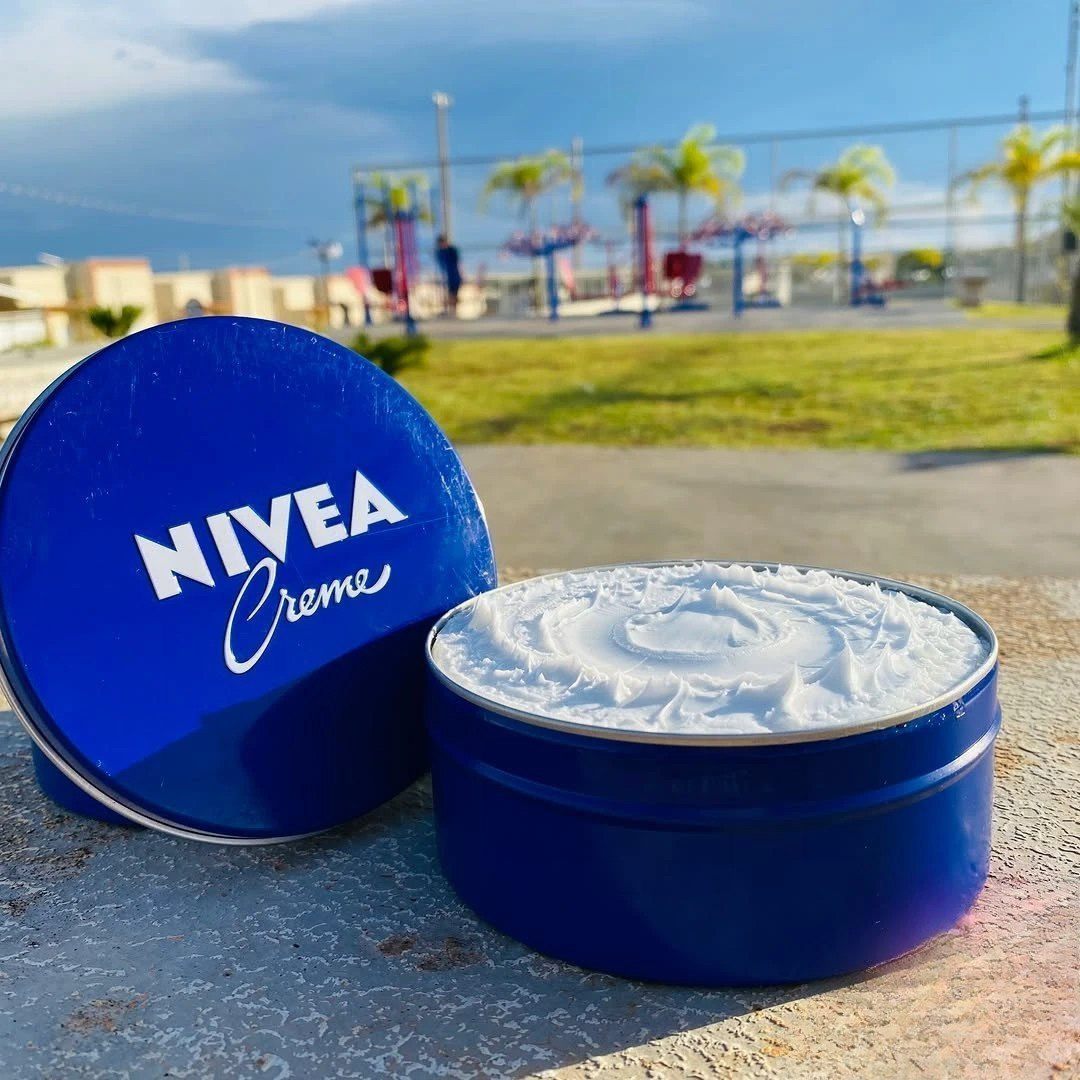 NIVEA Creme Hidratante Lata 145g, Hidratação Profunda 24h, Corporal, Uso Diário, Multibenefícios, Todas as Peles