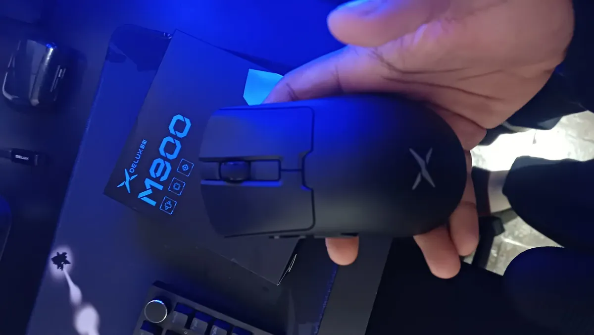 Delux M900pro Versão Ultraleve 50g Mouse Gamer 1khz Paw3395 Cor Preto