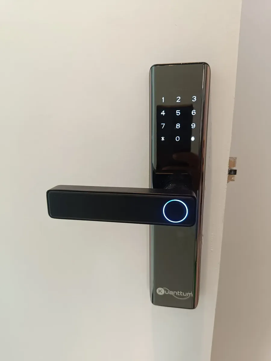 Fechadura Digital Biométrica Kuanttum Delta PRO WiFi Senha App Tuya Preta