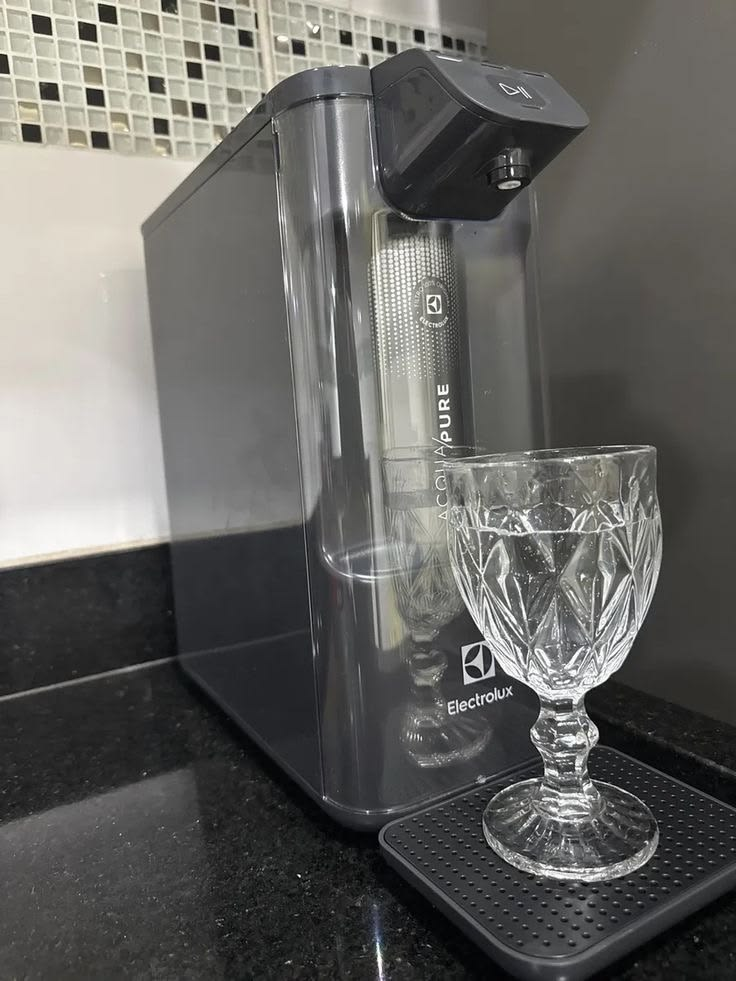 Purificador de Água Gelada Fria e Natural Eletrônico Placa Compacto Electrolux PE12G com Filtro Carvão 6 meses ou 3000L Painel Touch Cinza
