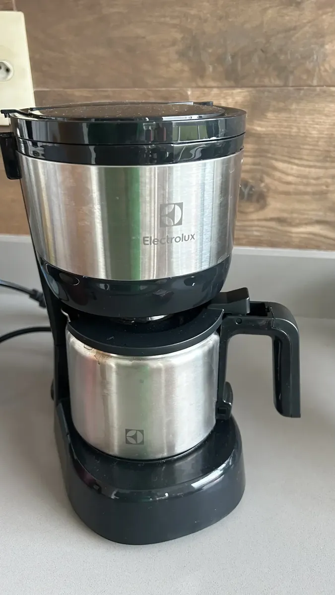 Cafeteira Elétrica Electrolux Efficient com Jarra de aço Inox 15 xicaras 600ml ECM12