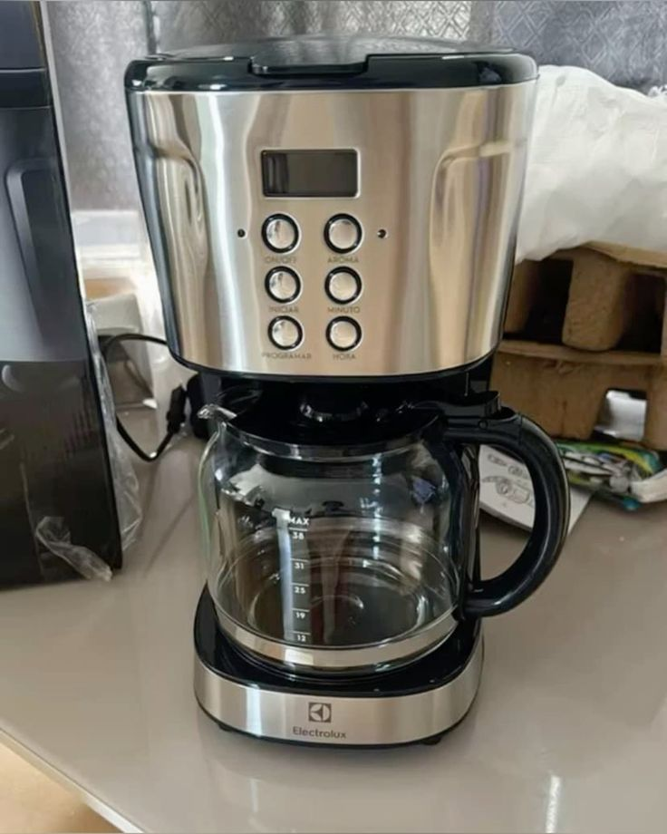 Electrolux Cafeteira Elétrica inox filtro permanente removivel capacidade 1,5L 38 xicaras função timer painel digital desligamento automatico ECM30 cor aço escovado 127v