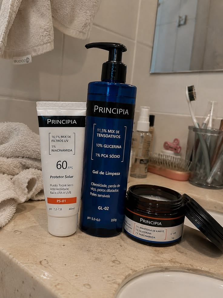 PRINCIPIA, Kit Gel de Limpeza com mix de tensoativos + PCA sódio + glicerina, um Creme Hidratante com glicerina + manteiga de karité + niacinamida e um protetor solar fluido antioleosidade com mix de filtros UV + niacinamida, FPS 60, toque seco e com eficácia contra raios UVA e UVB.