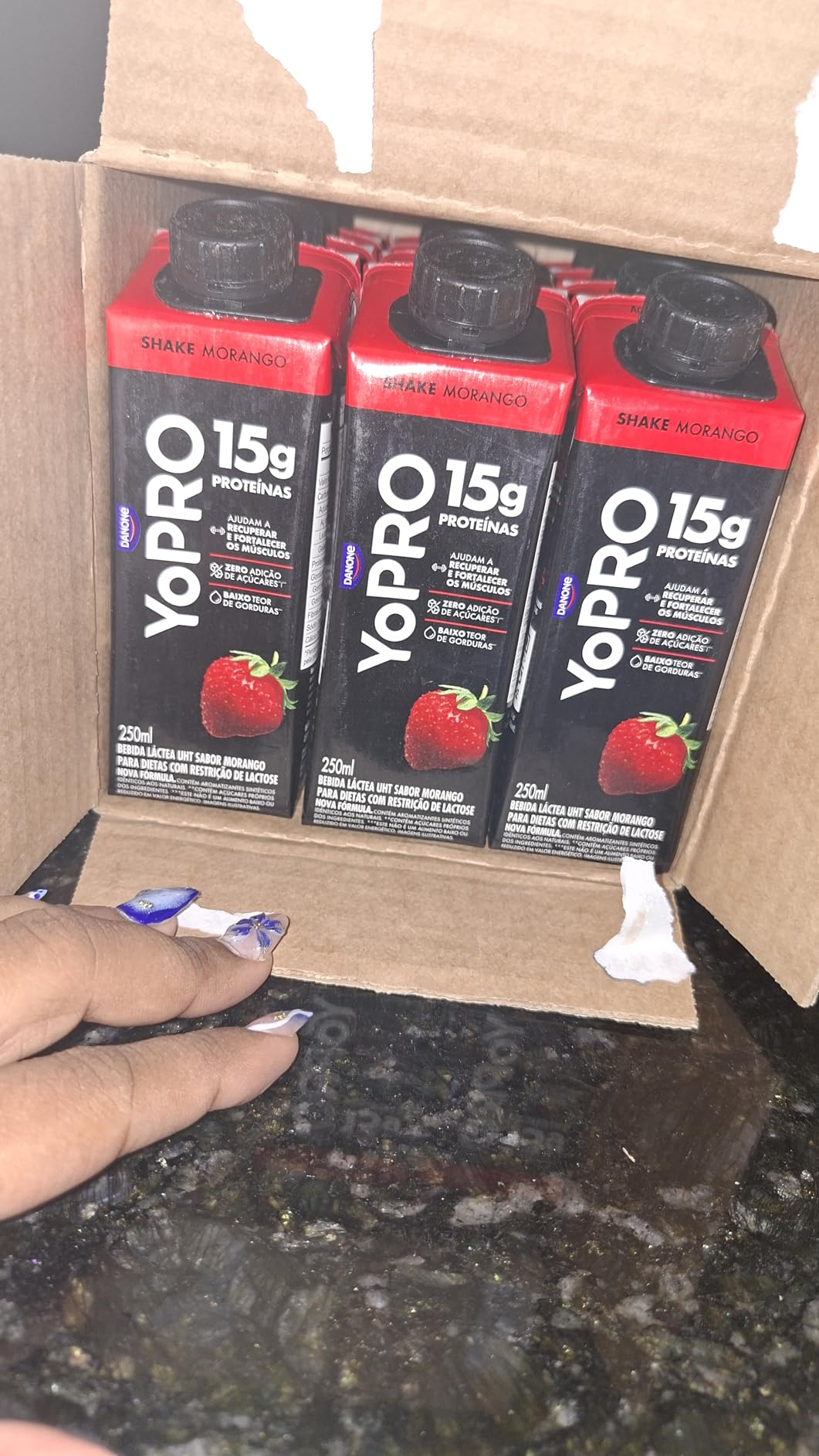 YoPRO Bebida Láctea UHT Morango – 15g de Proteínas, Líquido, Caixinha Tetra Pak 250ml (Pack com 12 unidades)