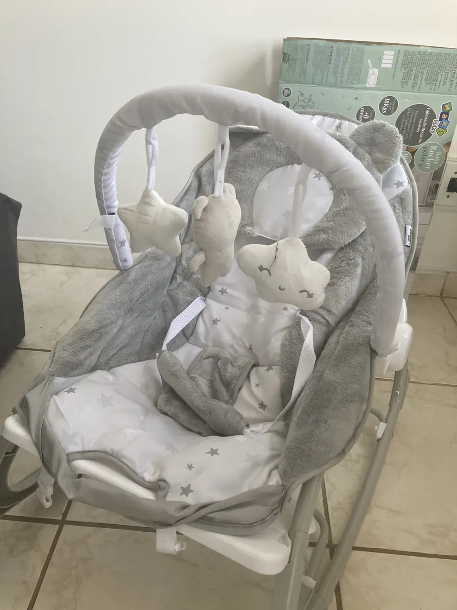 Cadeira de Descanso Musical Urso Polar Até 18kgs cor cinza e branco Maxi Baby