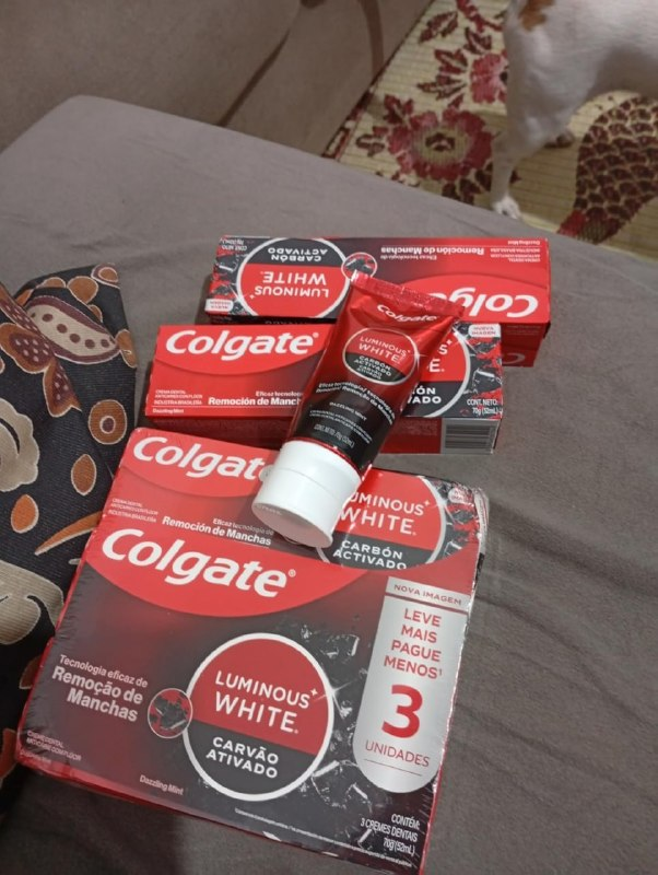 Colgate Creme Dental Luminous White Carvão Ativado 70g, 3 Unidades, Clareador Dental Avançado, Poderosa Remoção de Manchas, Sorriso Mais Branco e Deslumbrante