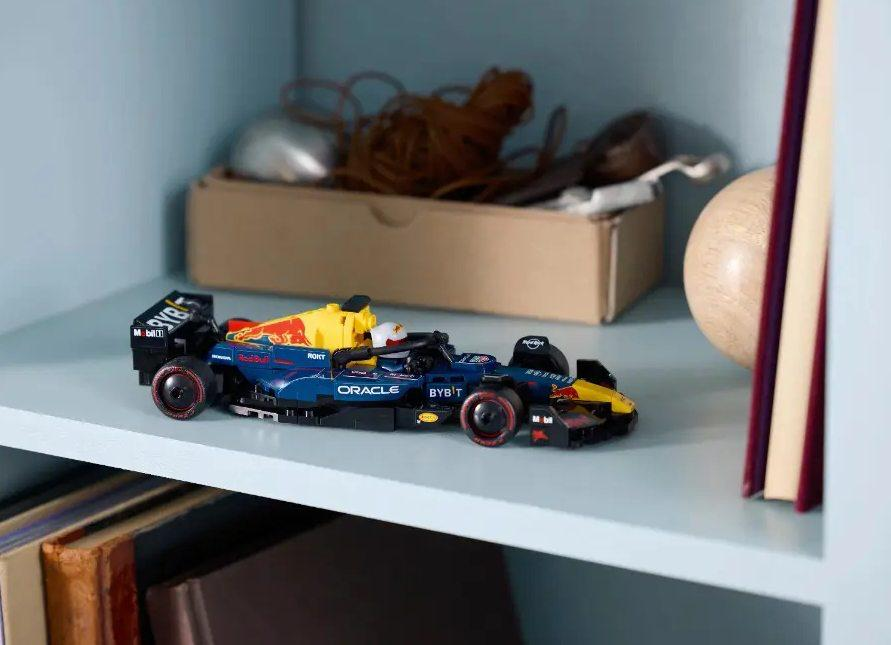 Carro De Corrida com Piloto RB20 Oracle Red Bull Racing Formula 1 77243 Lego