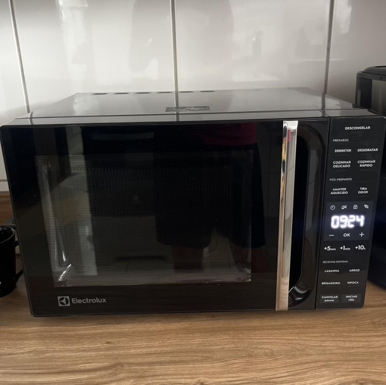 Micro-ondas Electrolux 23L Preto Efficient com Descongelamento Assistido 127v ME23P