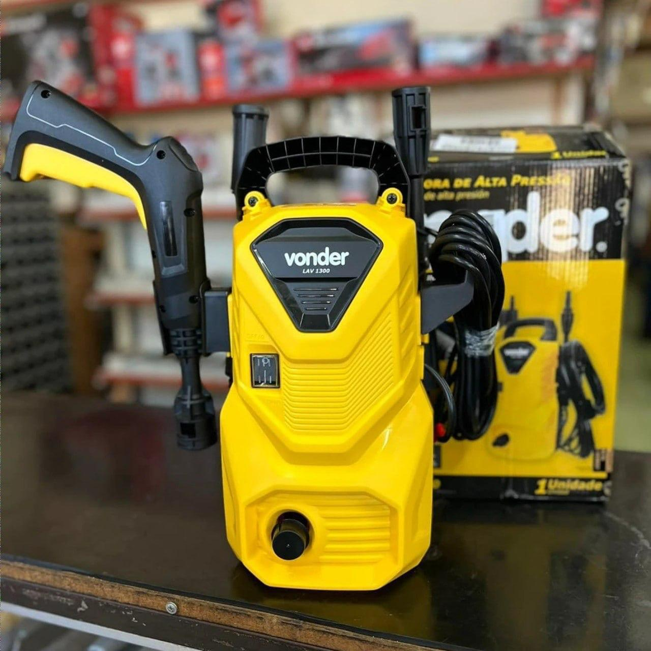 Lavadora de alta pressão Vonder Leve LAV1300 amarela e preta de 1200W