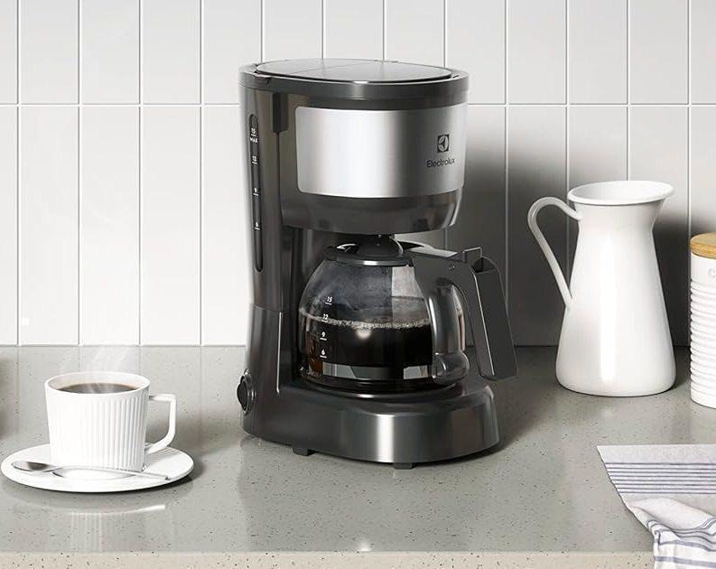 Cafeteira Elétrica Electrolux Jarra vidro, acabamento inox filtro Permanente Removível Sistema Corta Pingos Capacidade 15 xicaras 600ml ECM10​