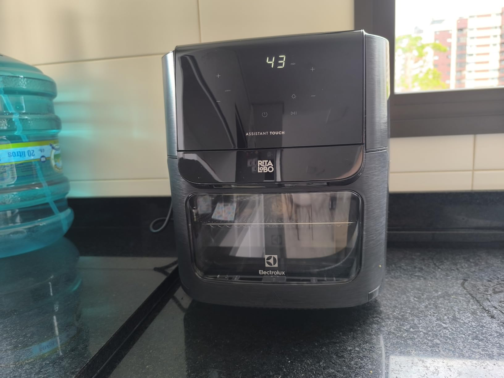 Electrolux Air Fryer Forno 5 x 1 12L 1700W Digital Espeto Giratório 2 Bandejas Antiaderentes 10 funções 7 Receitas aviso sonoro Fritadeira Elétrica sem Óleo Forno Bancada EAF90 Grafite 127V