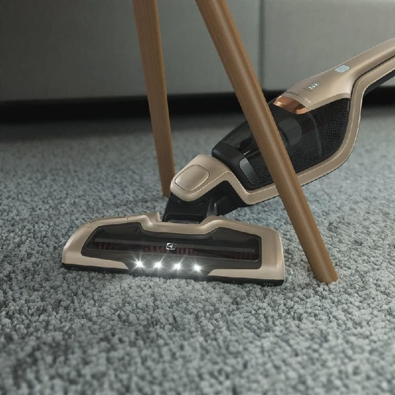 Aspirador de Pó vertical bateria ergorapido 2 em 1 Electrolux 45 min Luz LED pedal limpeza facil escova rotativa bocal extra pelos animais luz frontal LED capacidade 460Ml ERG26 Bivolt Dourado
