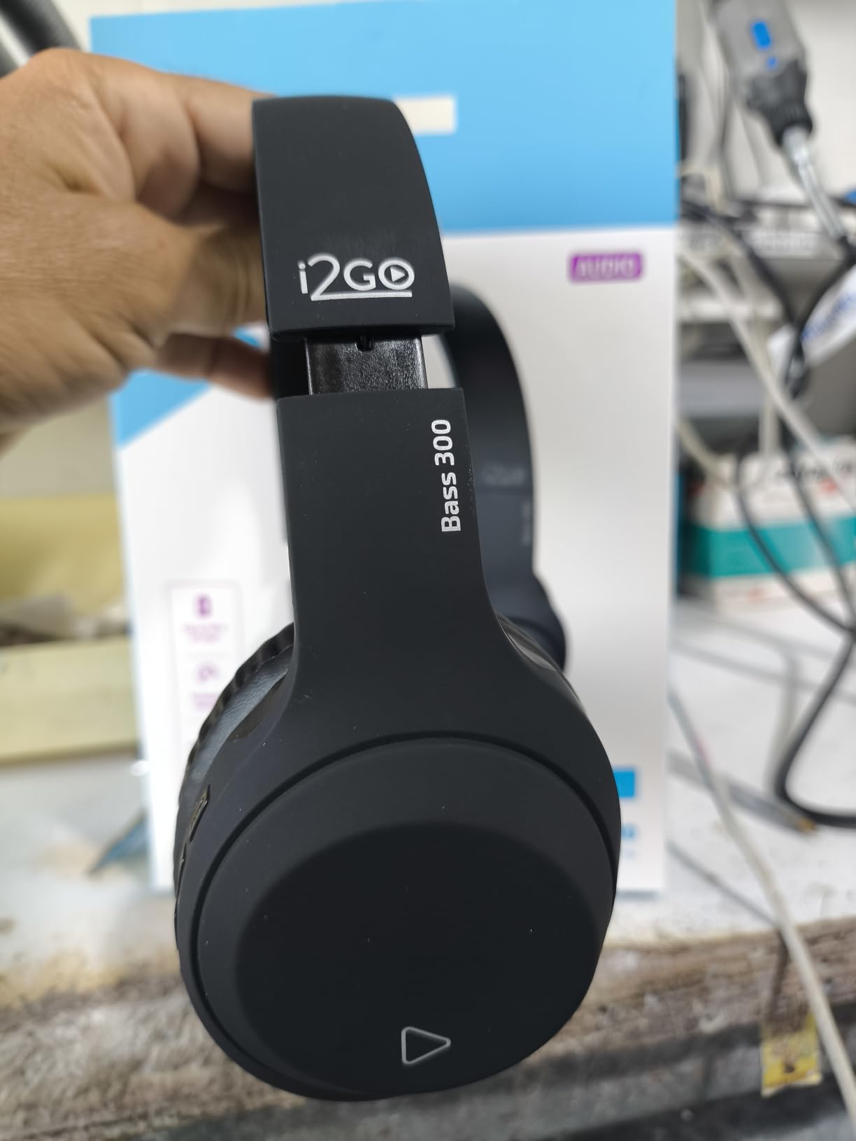I2GO, Headphone Bass 300, Bluetooth, Microfone Integrado, Controle Multimídia, Até 10h de bateria, Tecnologia Dual Connect, Entrada cabo auxiliar P2 (incluso), Dobrável, Preto