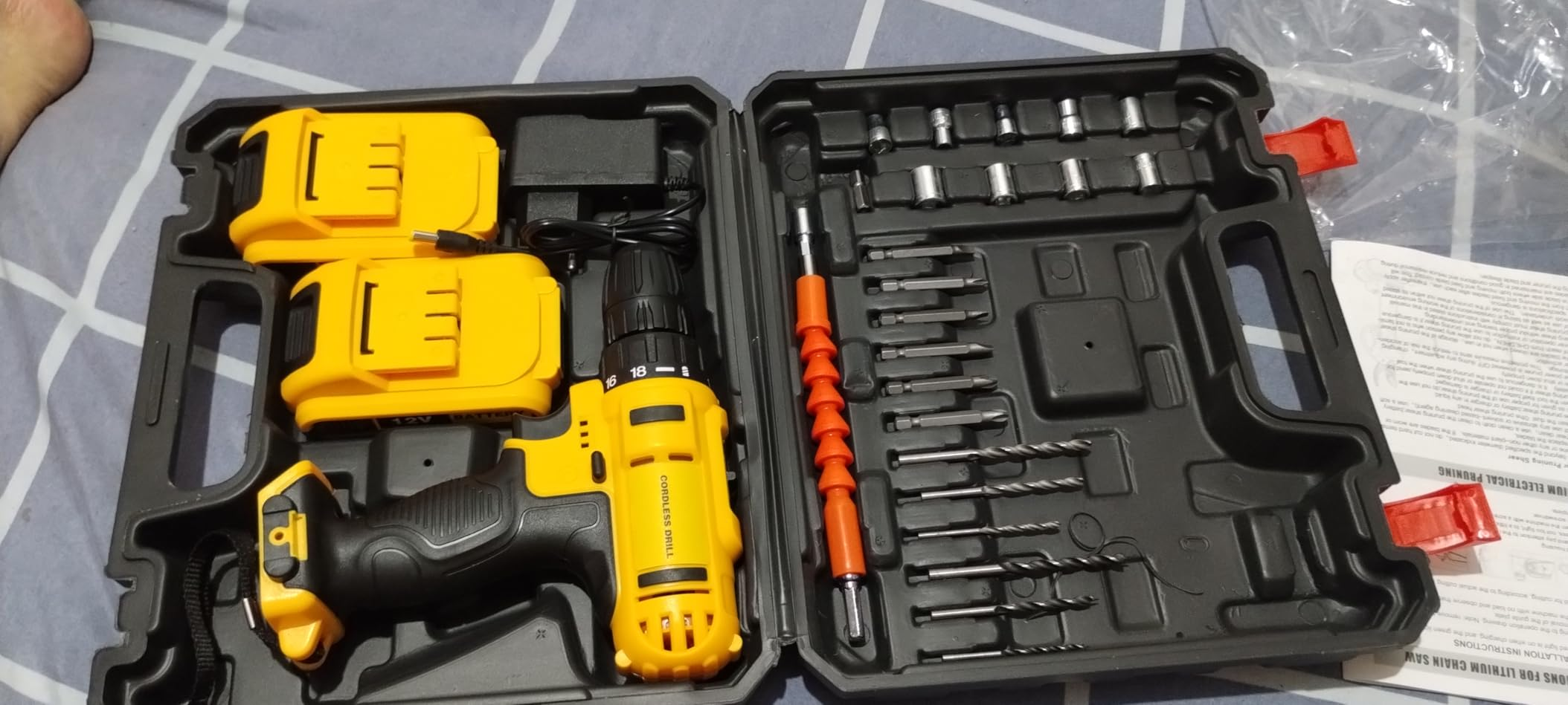 Blackultra Parafusadeira e Furadeira à Bateria 12V Conjunto de Furadeira Elétrica Sem Fio com Bateria e Carregador, Kit de 24 Acessórios e Maleta, Luzes LED, 2 Baterias, Amarelo (12V)